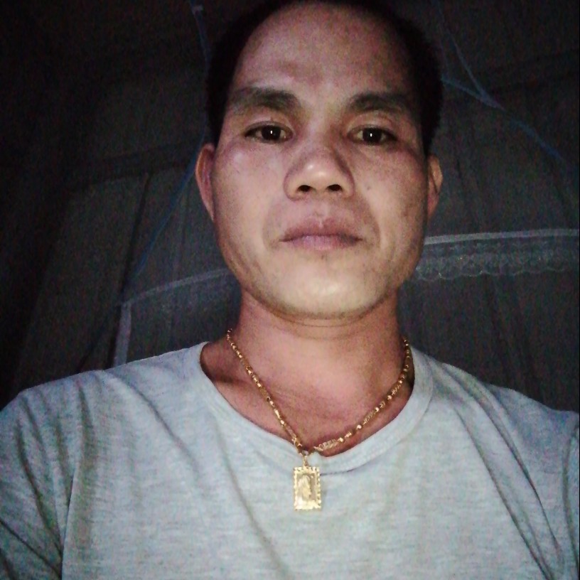 小伙浅唱华仔的照片