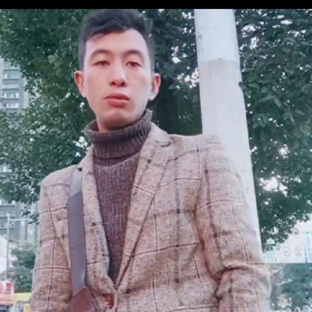 山岚深拥朴素的照片