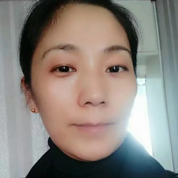 温婉爱鲜花的照片