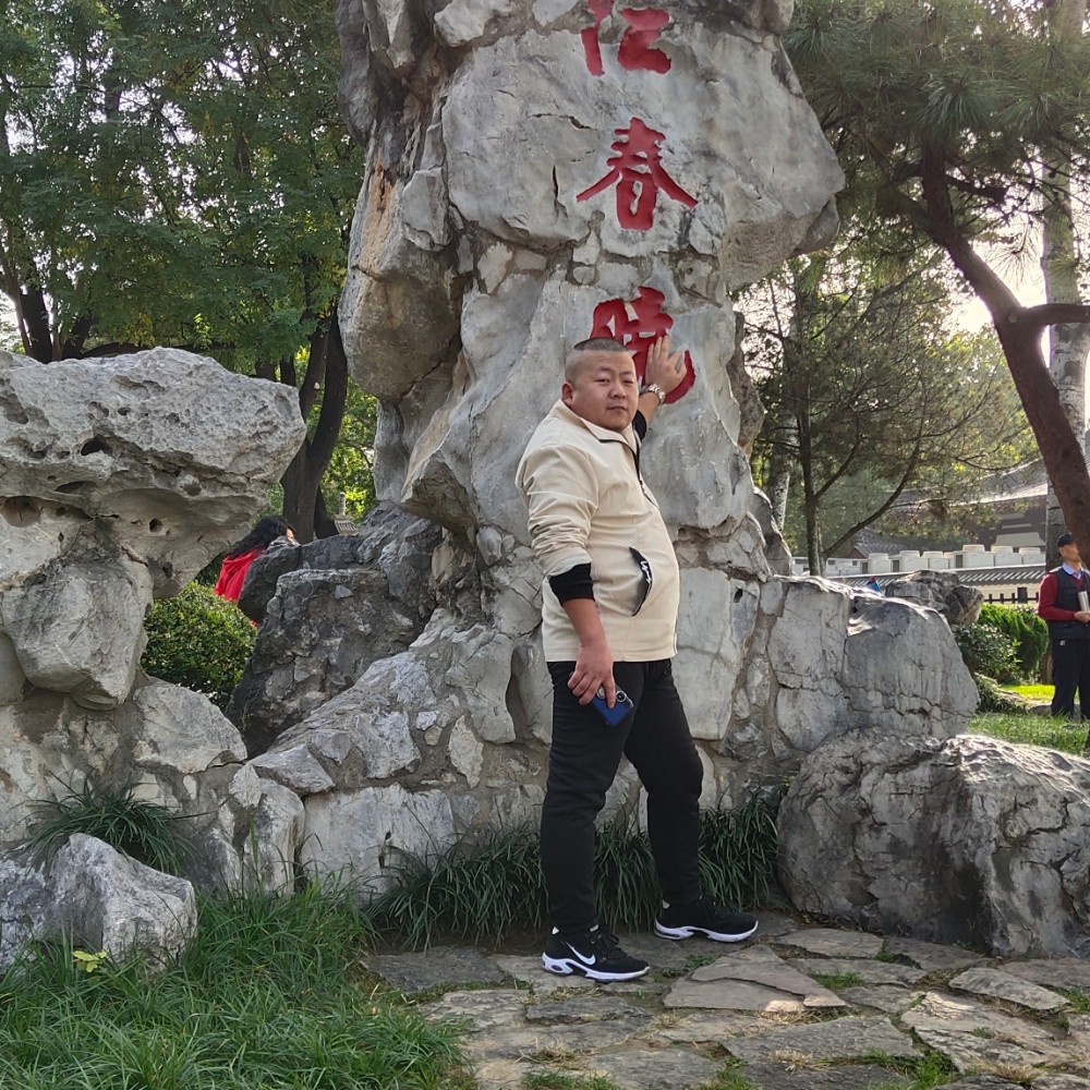 忐忑挽手汽车的照片