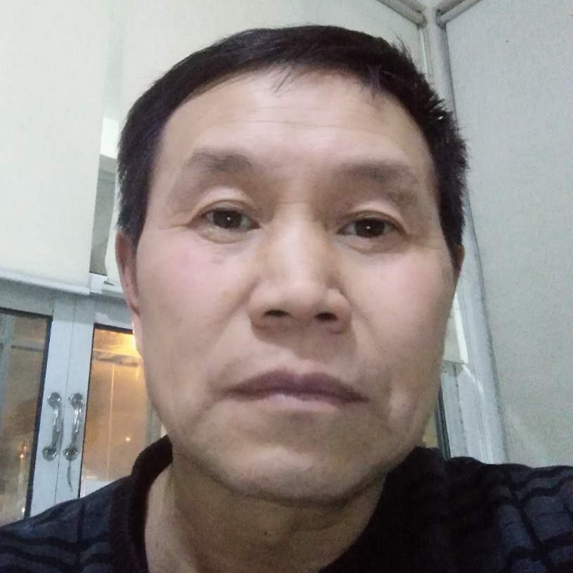 溪流给强健的照片