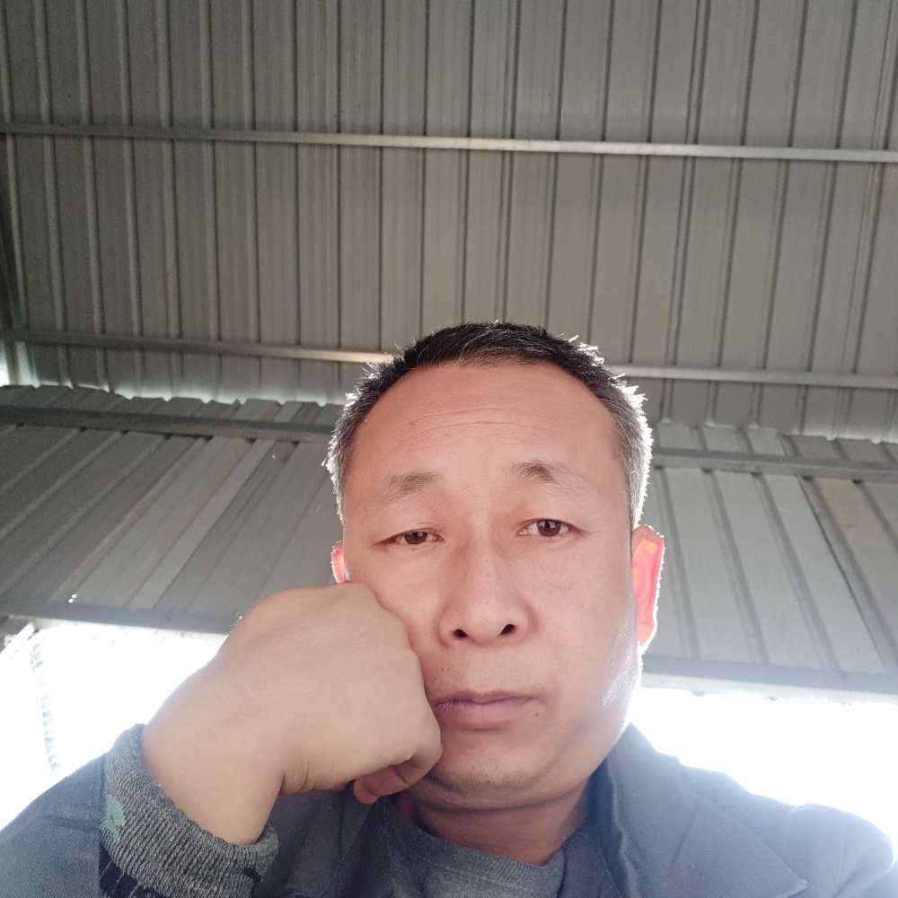 帅哥拿忧郁的照片