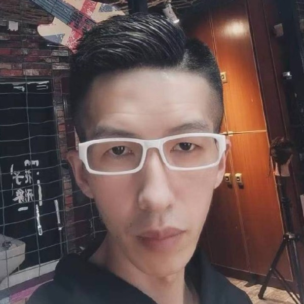 小伙漫步舒服的照片