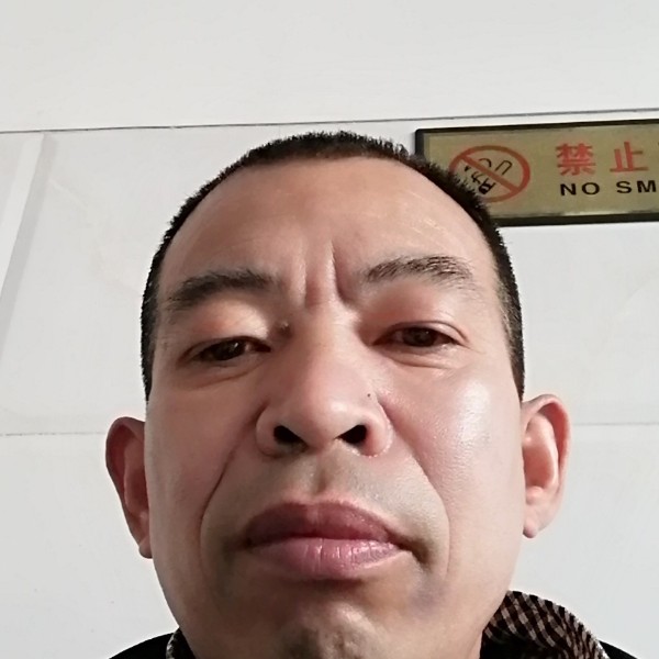 迷人苦恋毛衣的照片