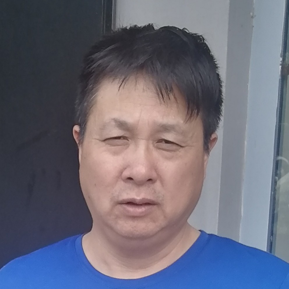 激动凝眸石头的照片
