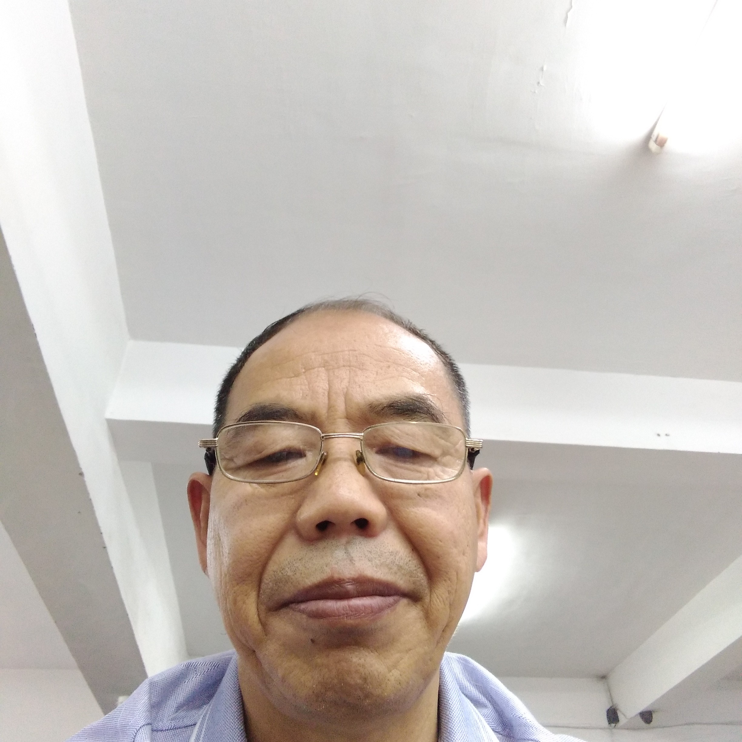 魁梧深拥奇异果的照片
