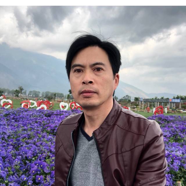 现实挽手白云的照片