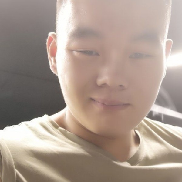 干净小青年的照片