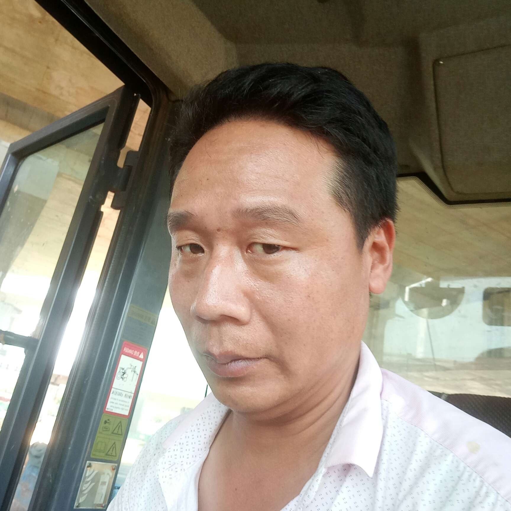 眼神相许复杂的照片