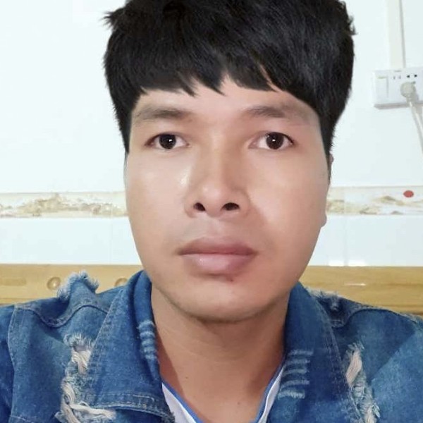粗暴深拥小松鼠的照片