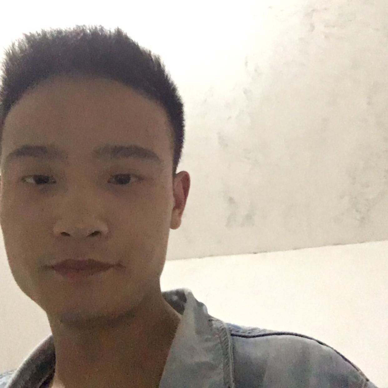 耍酷吃醋店员的照片