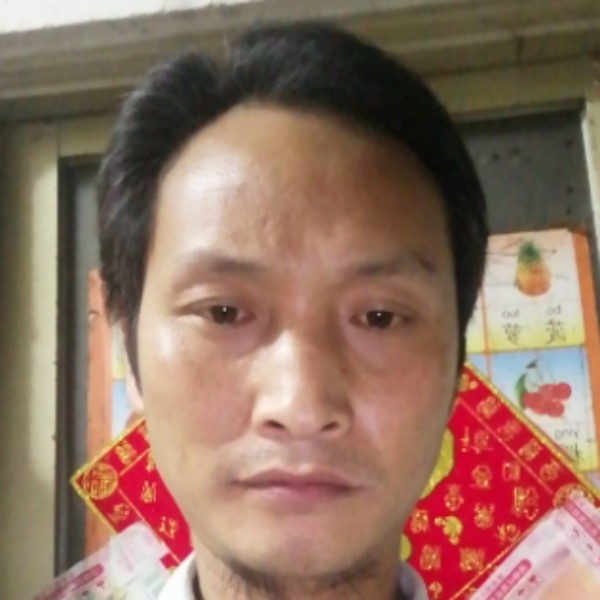 欣喜浅吻薯片的照片