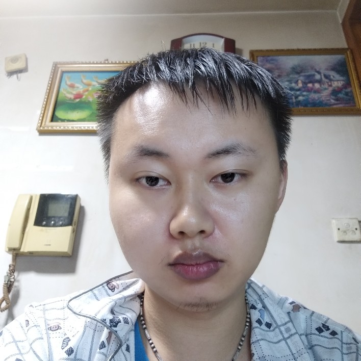 开朗踢羽毛的照片