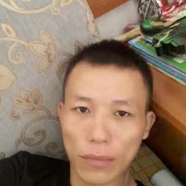 活泼挽手路人的照片
