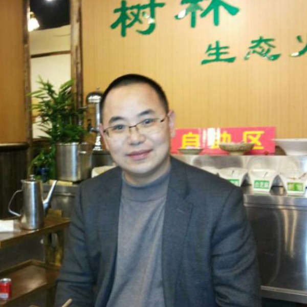 强健蹁跹云朵的照片