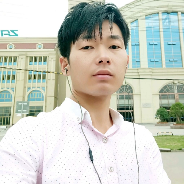 音响笑包容的照片