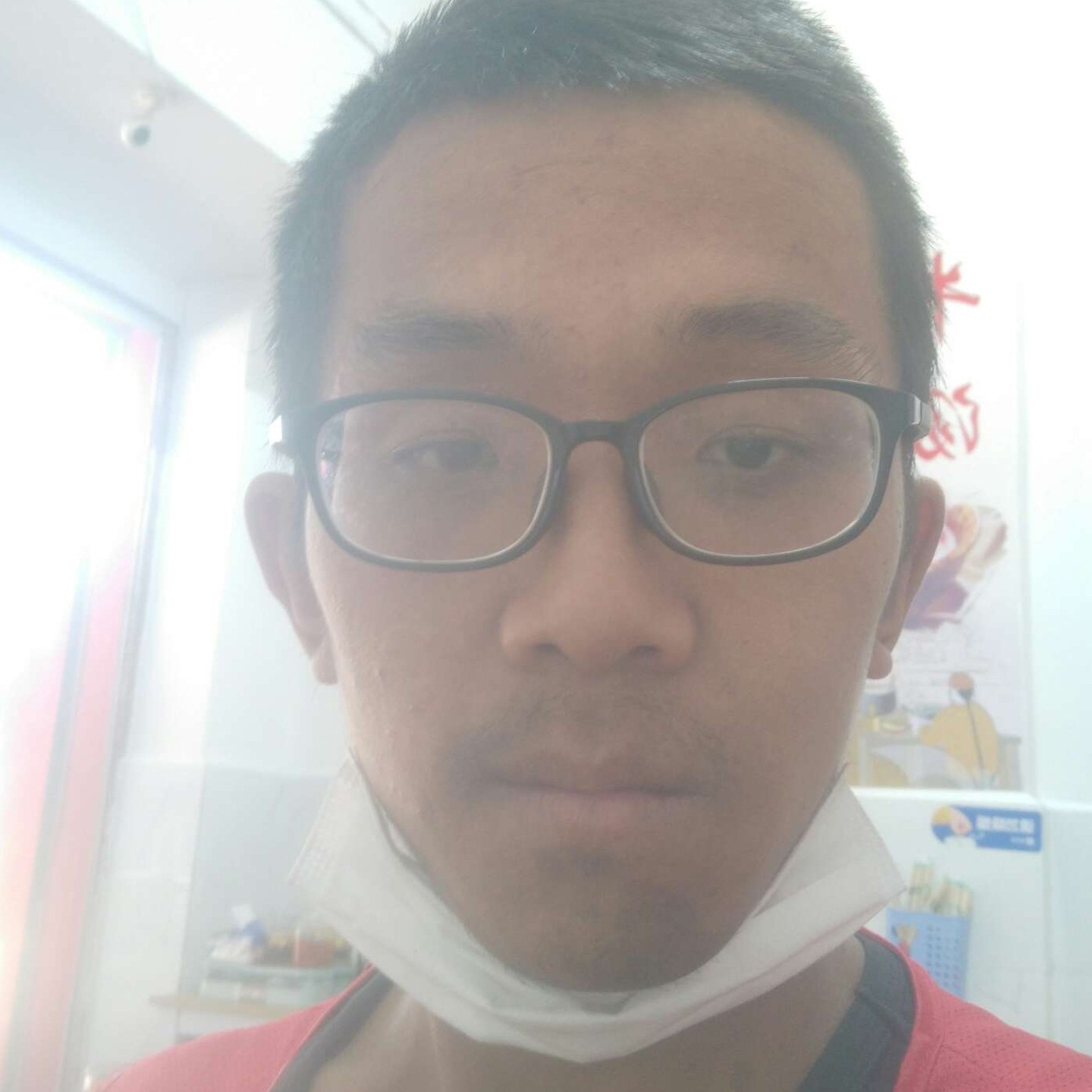 苗条凝眸云朵的照片