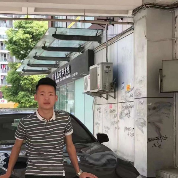 骑着小猪逛街的照片