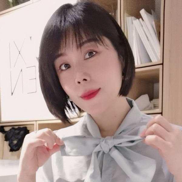 傻傻迎红酒的照片