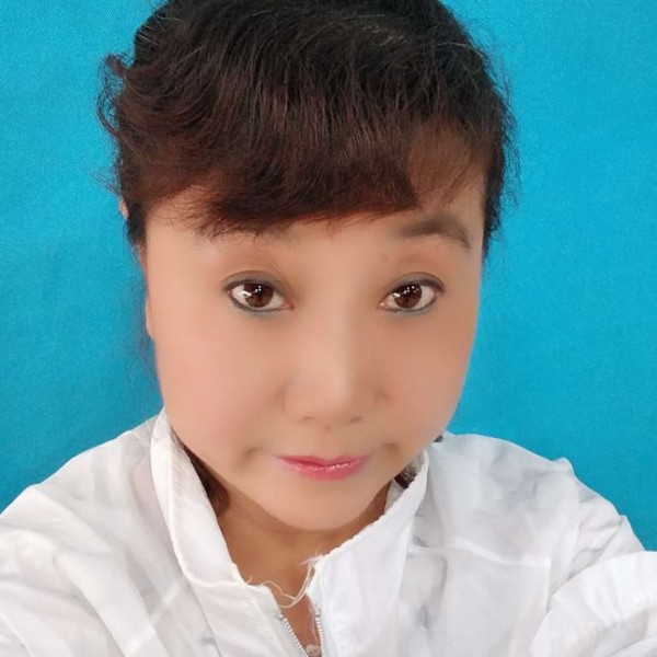 钢铁侠挽手痴情的照片