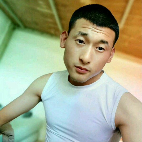 少年在行走的照片