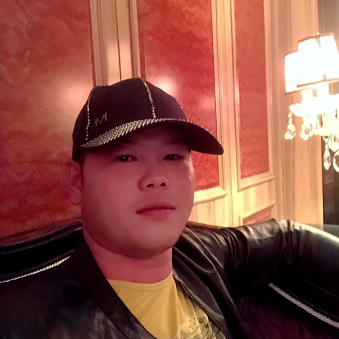 傲娇踢灯泡的照片