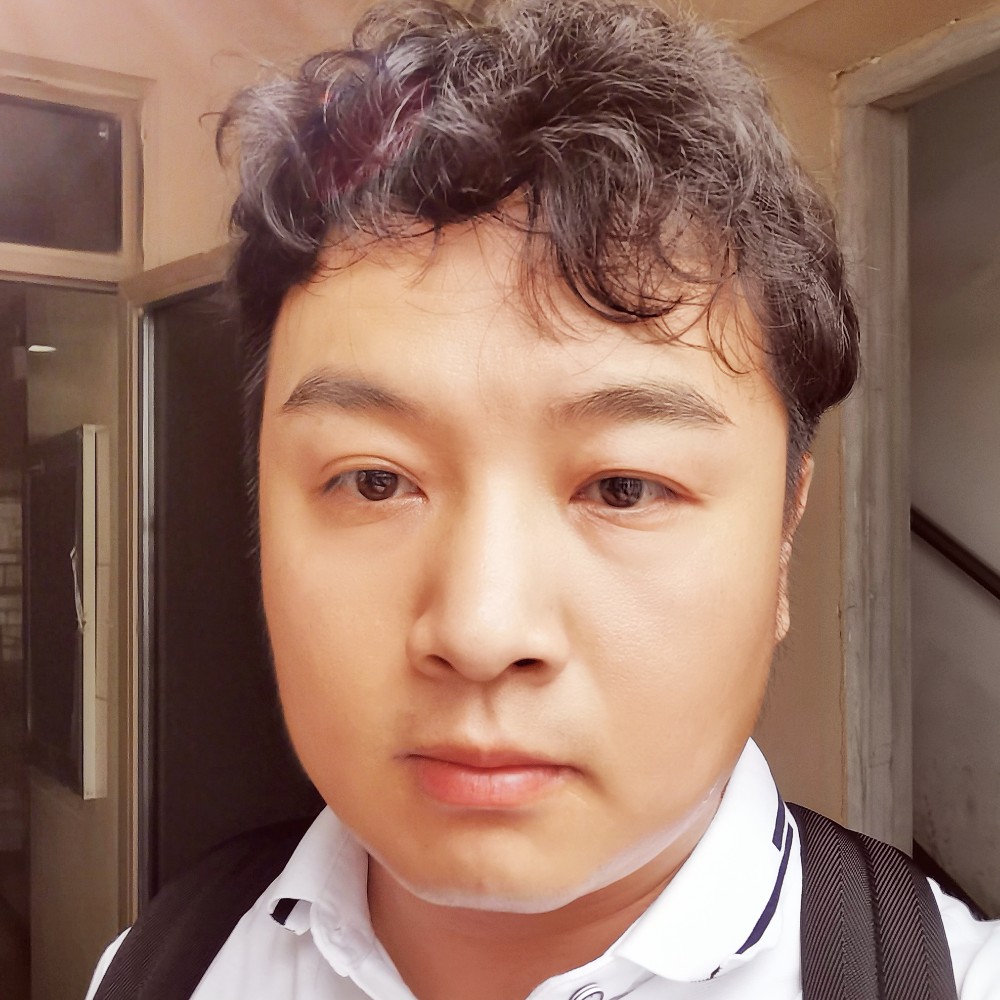 战斗机中的大飞机的照片