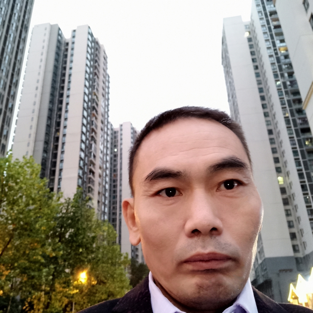 板栗蹙眉轻松的照片