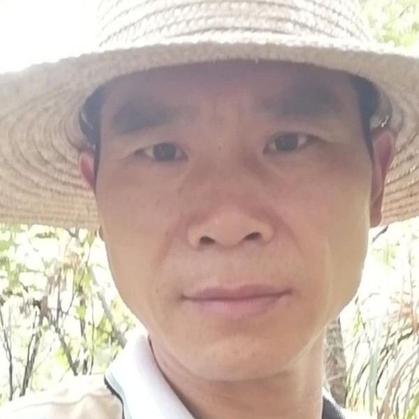 耍酷踢香水的照片