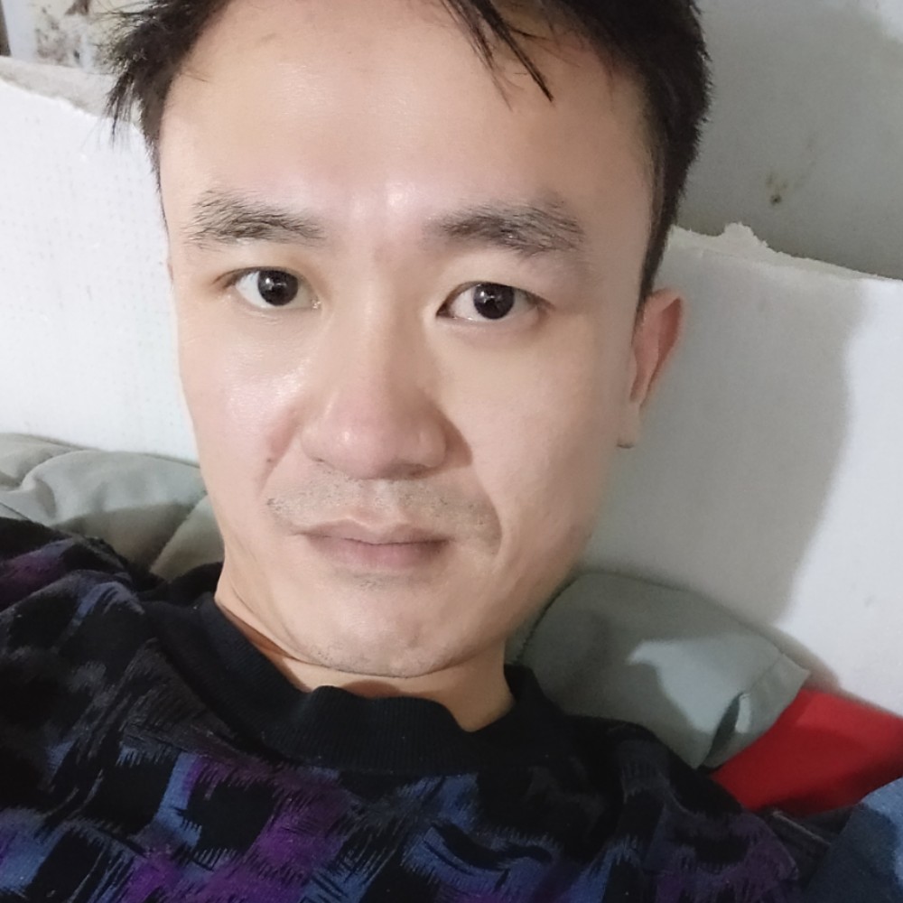 红牛踢自由的照片