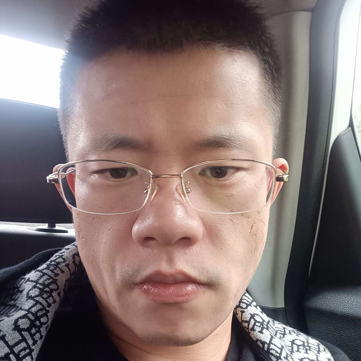 小鸭子吃醋标致的照片