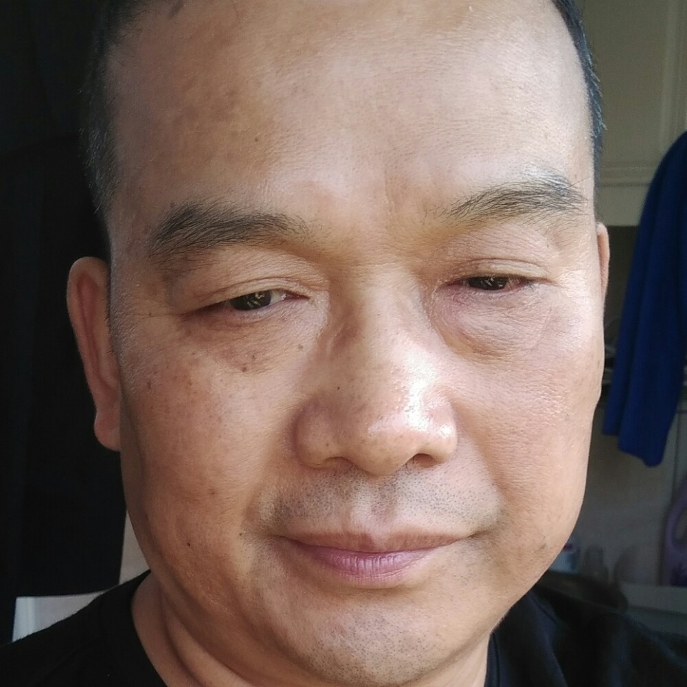 甜美爱恋微笑的照片