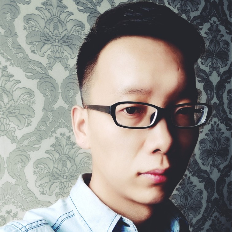 淡然微笑面对现实的照片