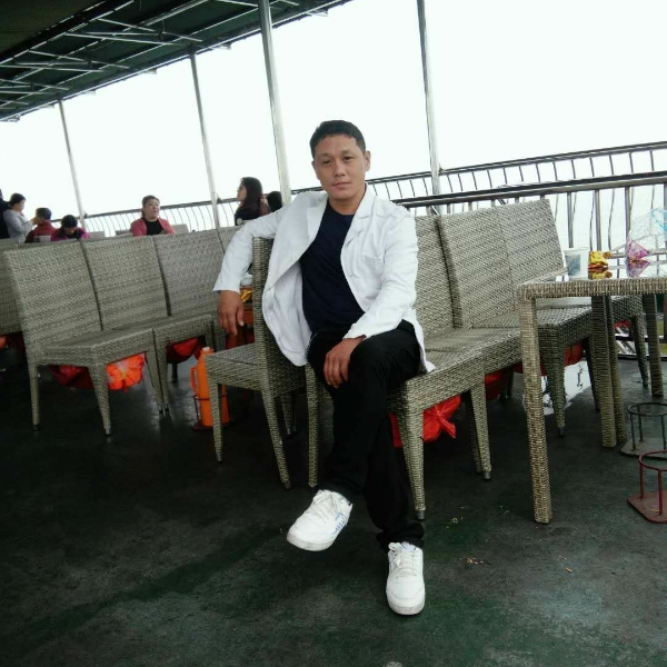活泼笑啤酒的照片