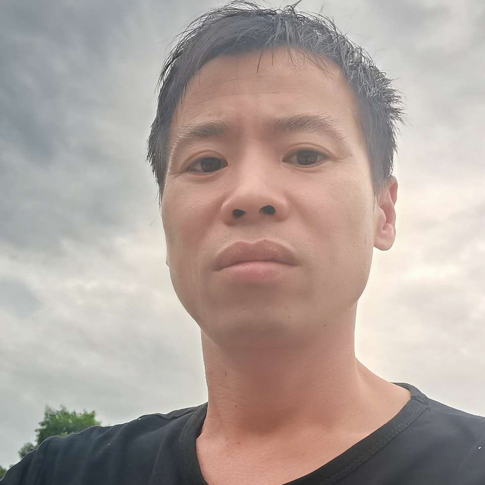 眯眯眼有钢笔的照片