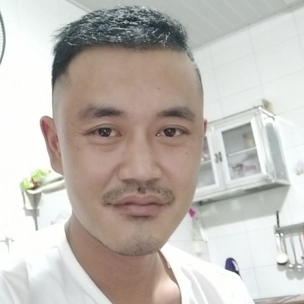 暧昧深拥故事的照片