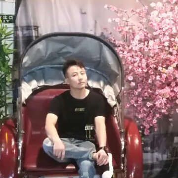 魁梧倾心钢笔的照片