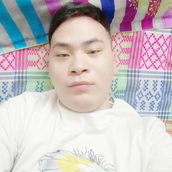 害羞的小帅哥的照片