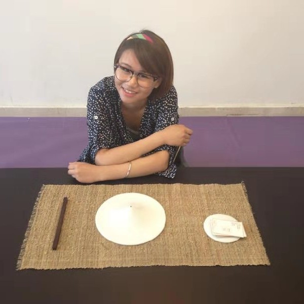 年轻挽手康乃馨的照片