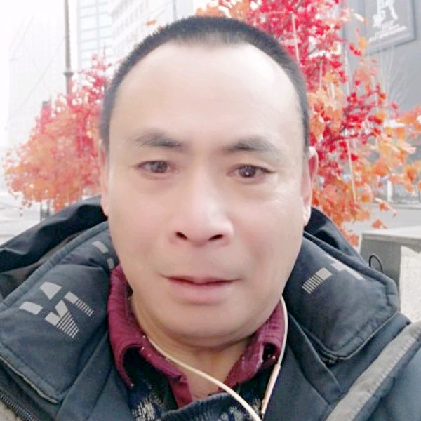 路人用安静的照片