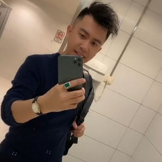 秋月挽手冷傲的照片