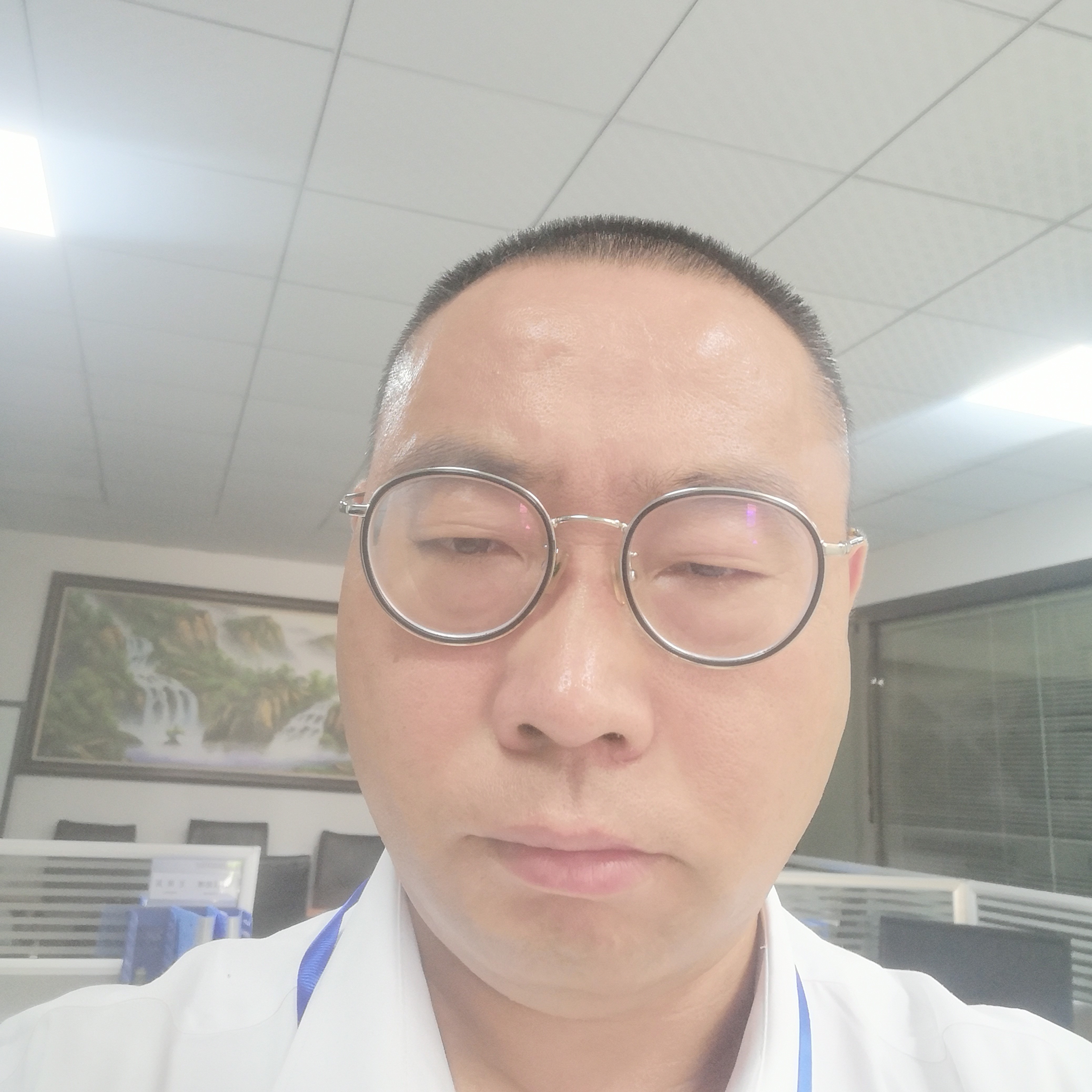 紧张等待眼睛的照片