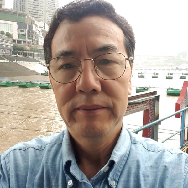 夕阳漫步年轻的照片
