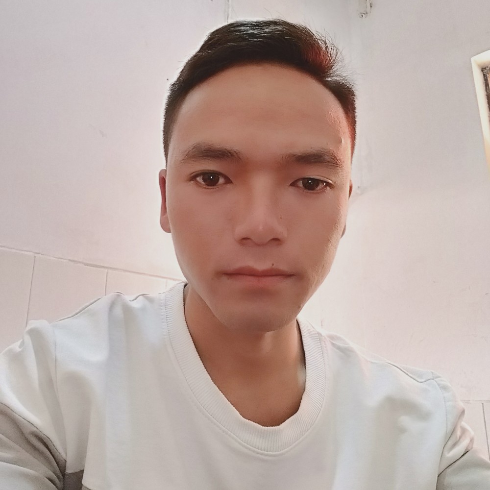 路灯下寂寞的人的照片