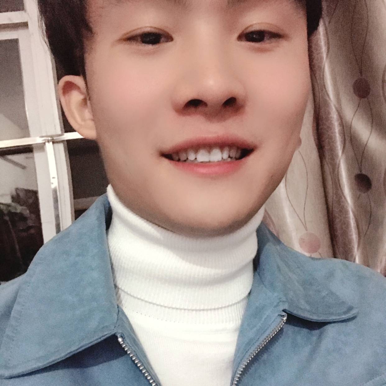 害羞回眸蝶衣的照片