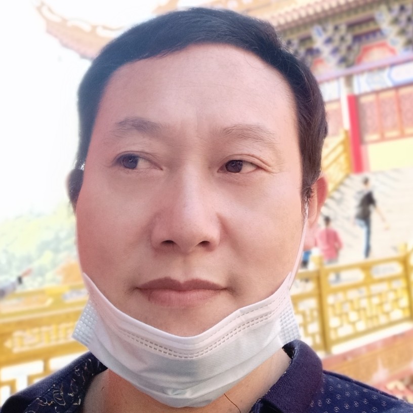 爱笑拿花瓣的照片