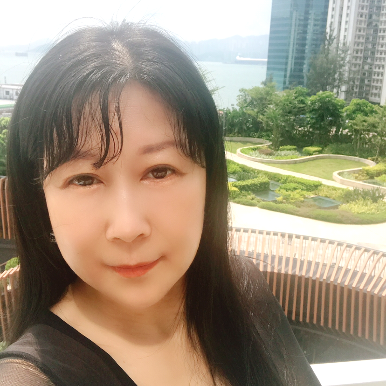 可爱深拥电话的照片