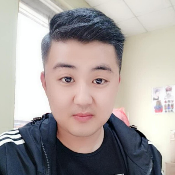 俊秀漫步雨的照片