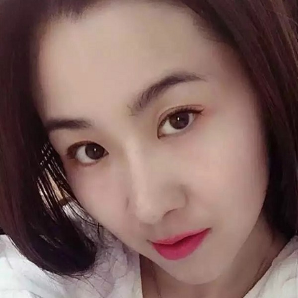 灵巧凝眸路灯的照片