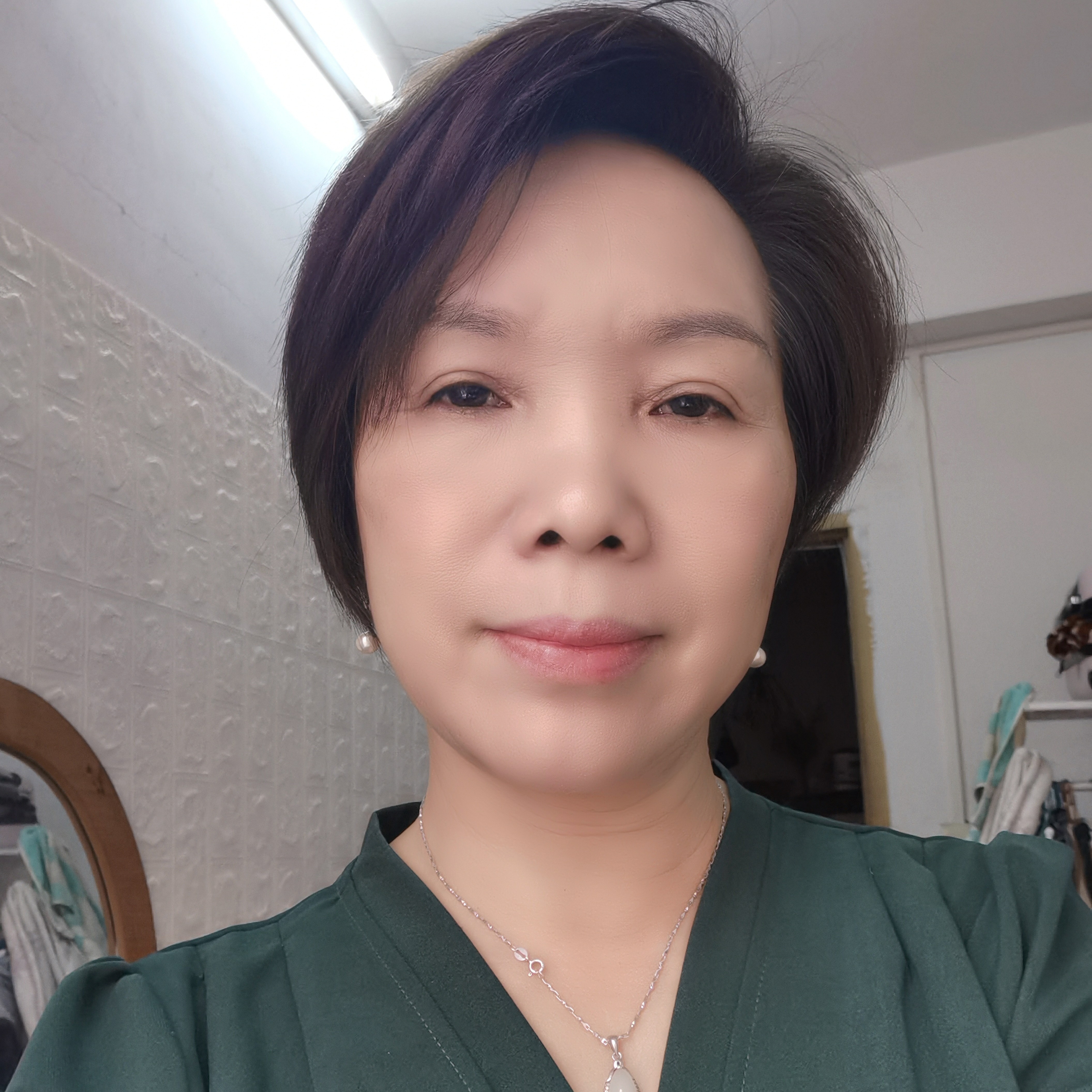 含蓄深拥画板的照片